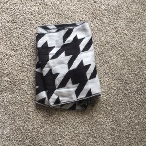 Reversible patterned scarf. Black and grey/white